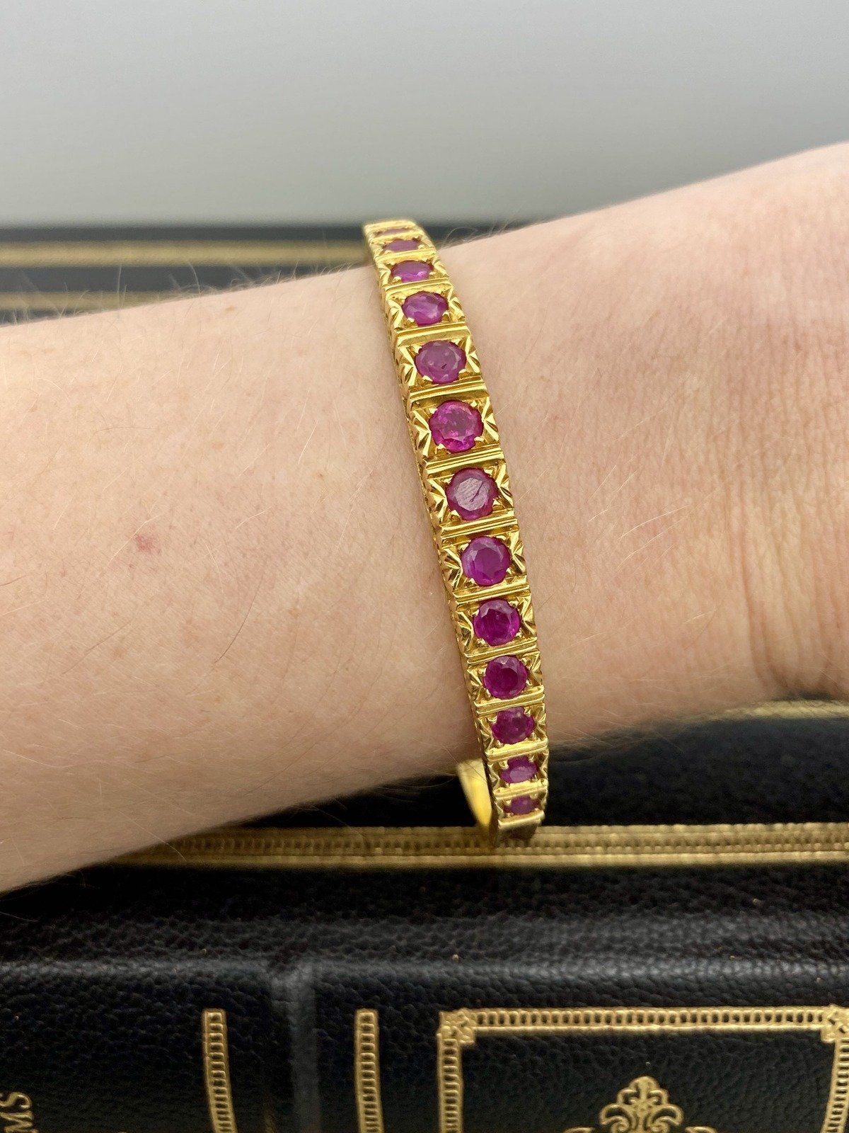 Near Antique c.1930s Portuguese 18k Gold Etched Ruby Hinged Bangle Bracelet 6.5 8