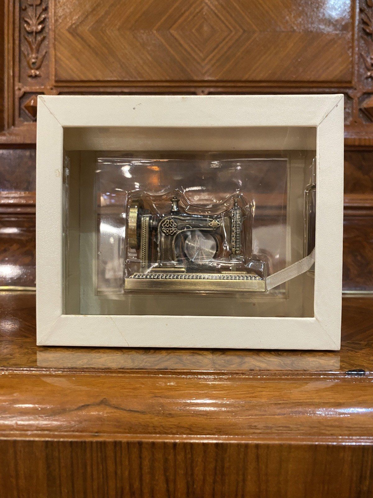 Mini Collectible Embassy Gruen Singer Sewing Machine Desk Clock 4