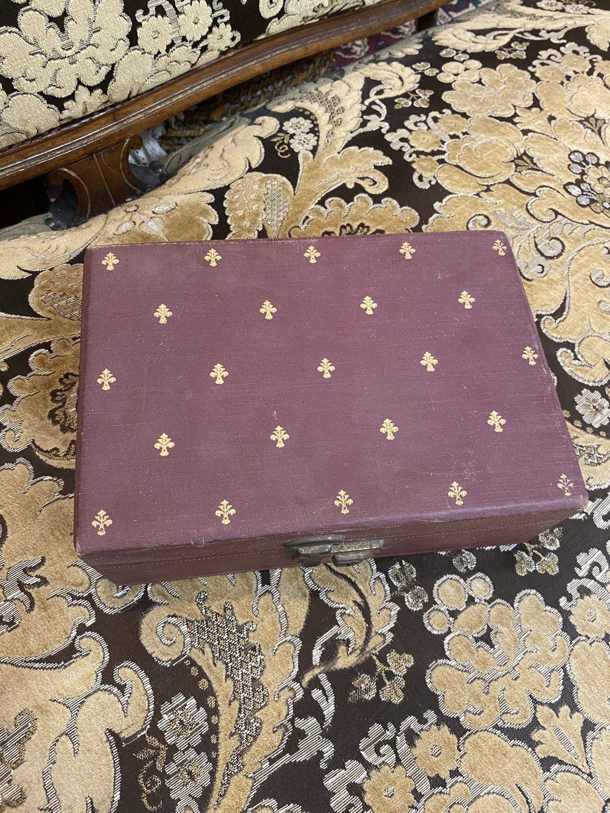 Burgundy Vintage c.1950s/60s Fleur De Lis Jewelry Box 6
