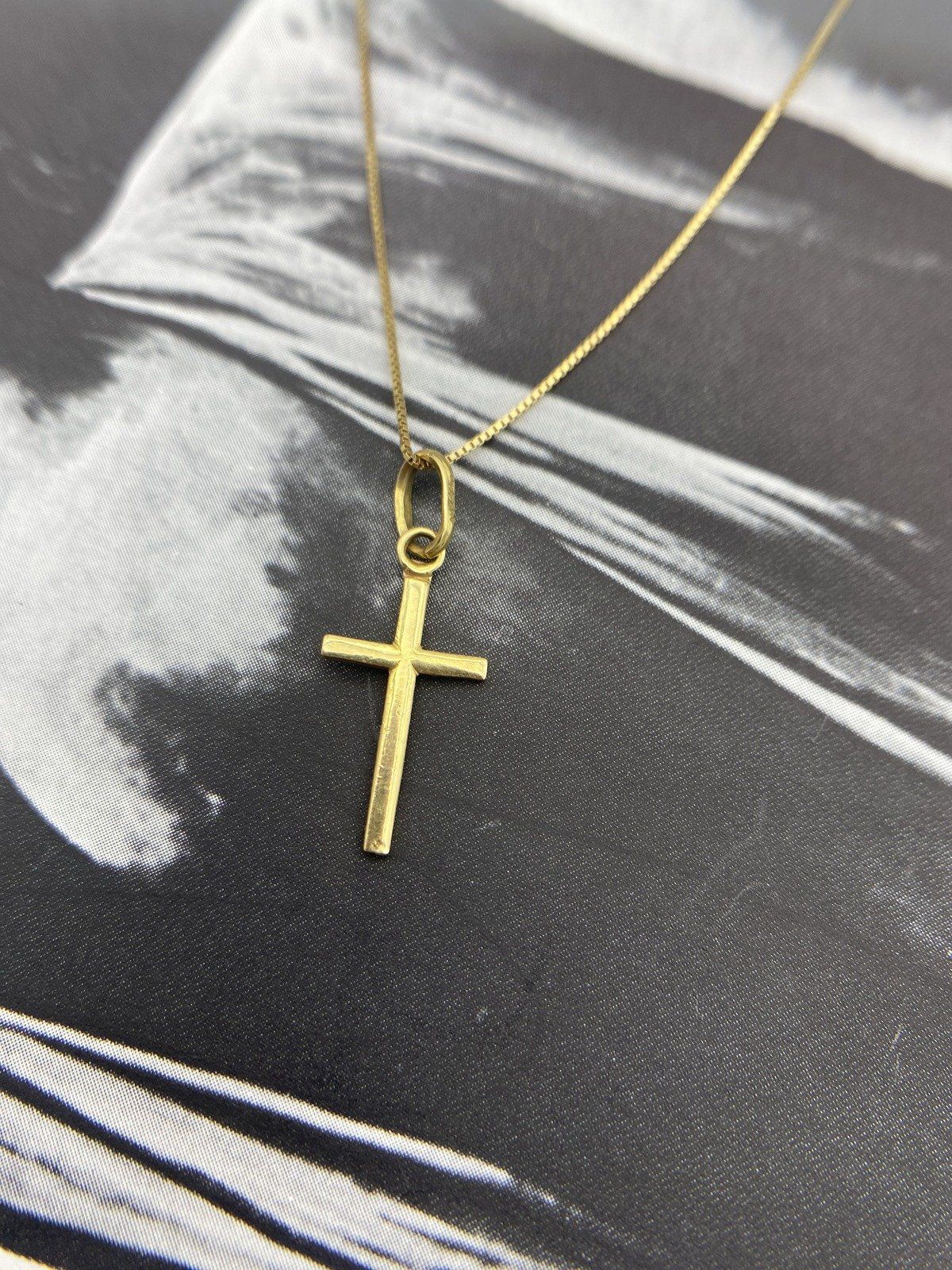 18k Gold Simple Every Day Dainty Cross Necklace 18L 2