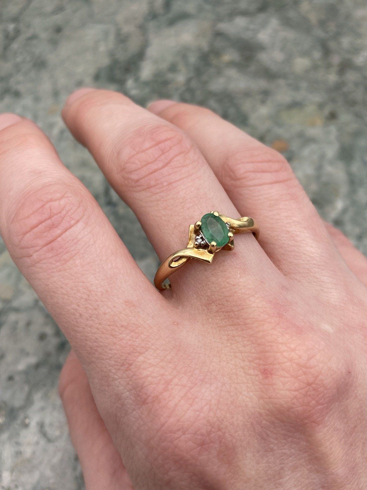 10k Gold Oval Emerald Ring w Pointed Shank/Shoulder Arrangement 7
