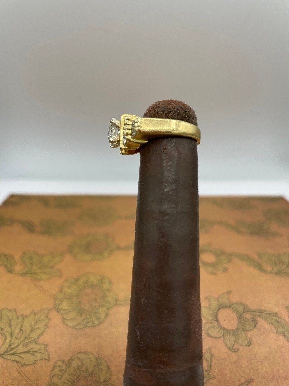 Vintage Mid 20th Century 18k Gold .88ct Center Princess Cut Diamond Ring w Baguette Shoulders 2