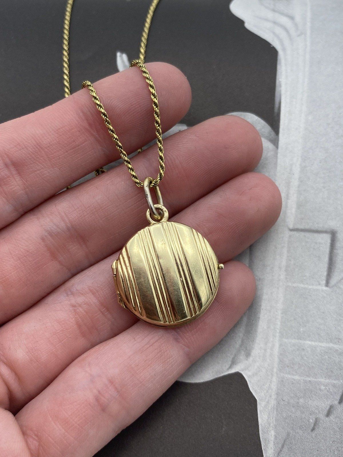 10k Gold Stripe Carved Circle Locket Necklace 18L 4