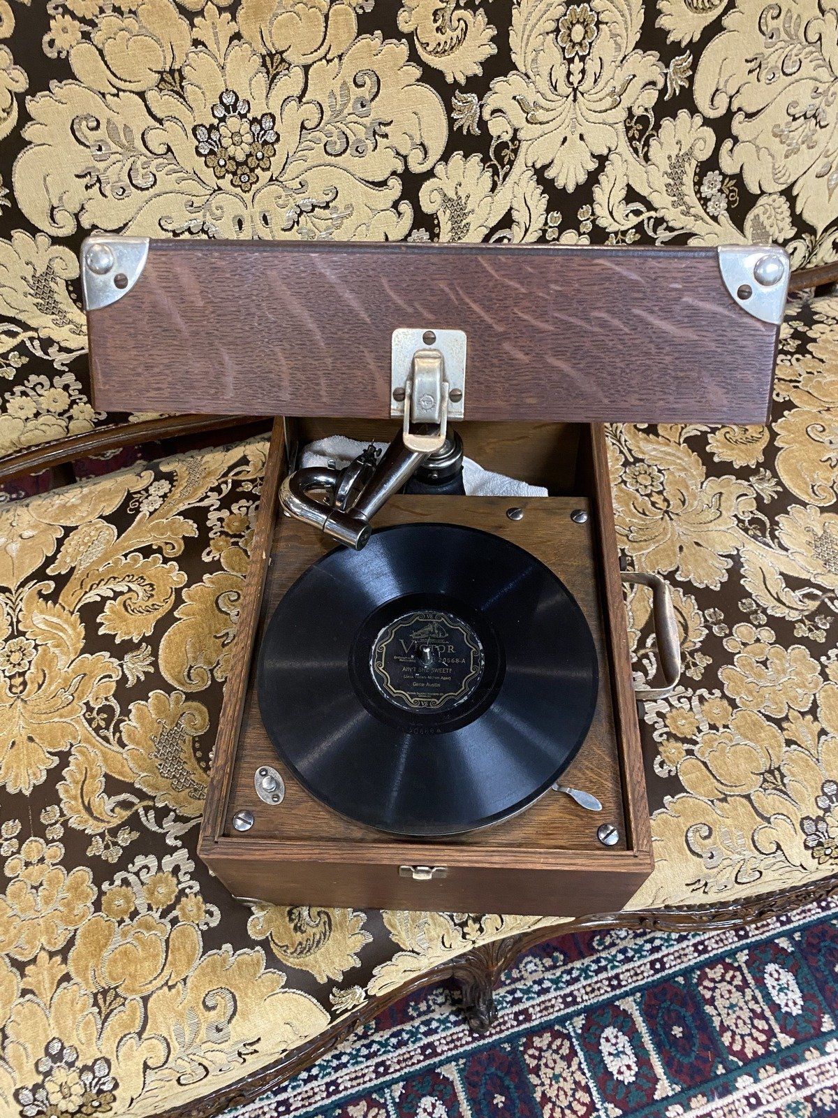 Antique *WORKING* Portable Victrola Phonograph