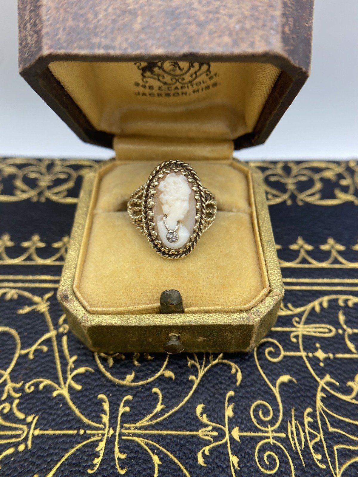 Vintage c.1940s/50 10k Gold Rope Bezel Shell Carved Cameo Ring w Diamond Details #2710 2