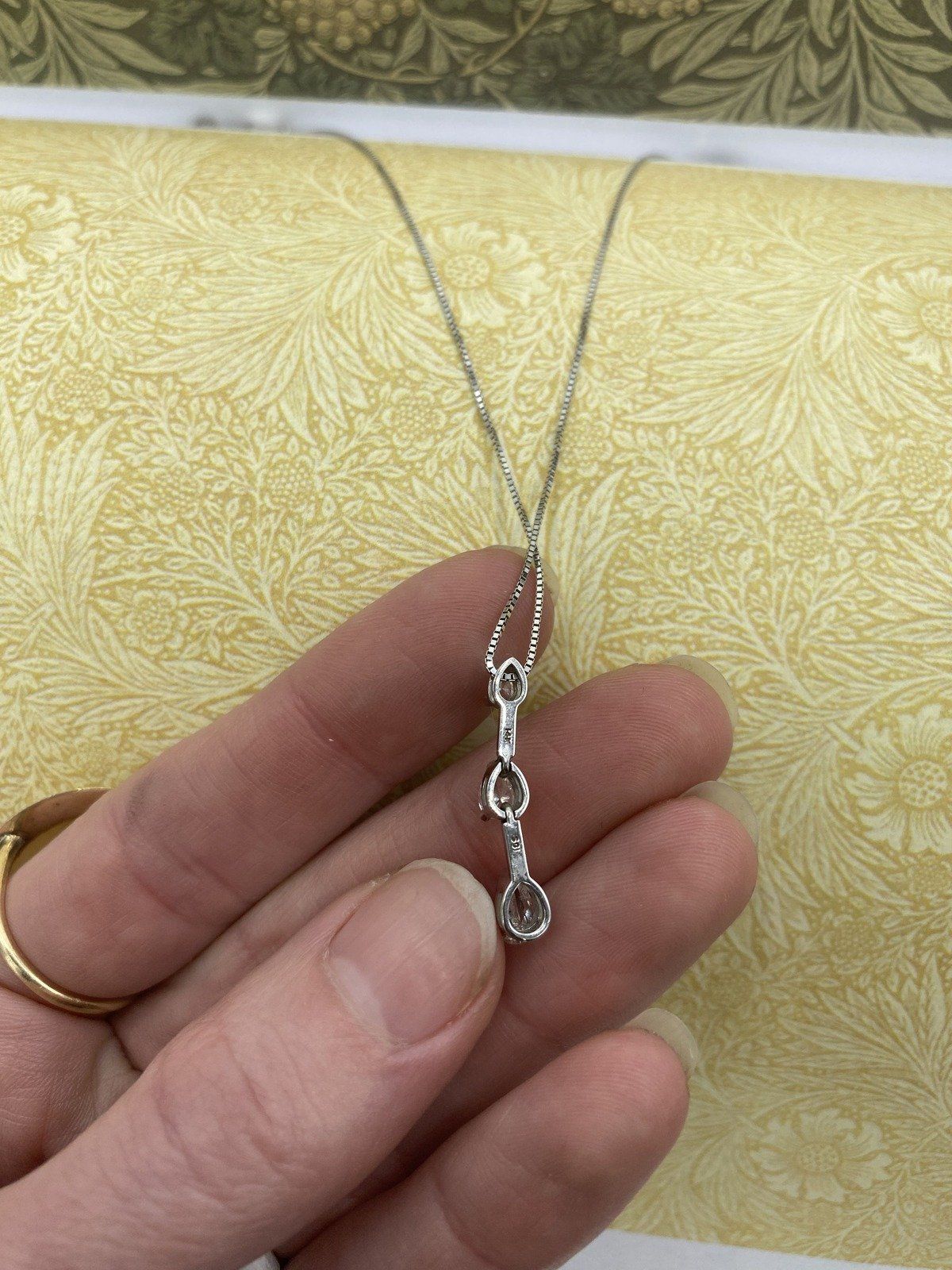 Modern 14k White Gold Pear Cut Gradient Diamond Drop 16L Necklace 3