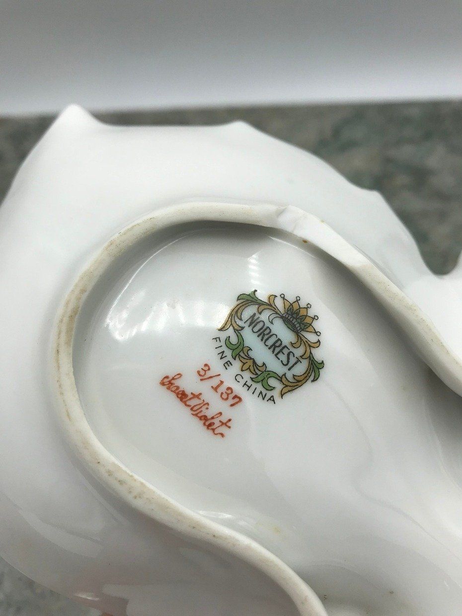 Norcrest Great Violet Porcelain Painted Leaf Dish 3