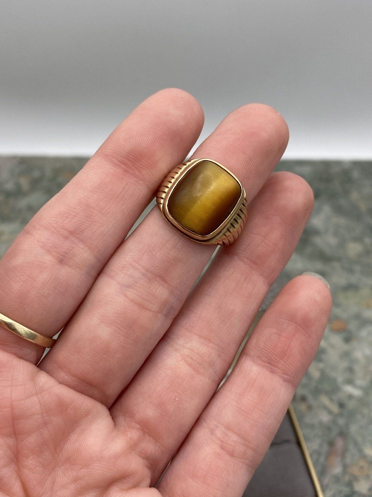 Men's Antique 10k Gold Tiger's Eye Bezel Set Signet Pinky Ring w Carved Shoulders 5
