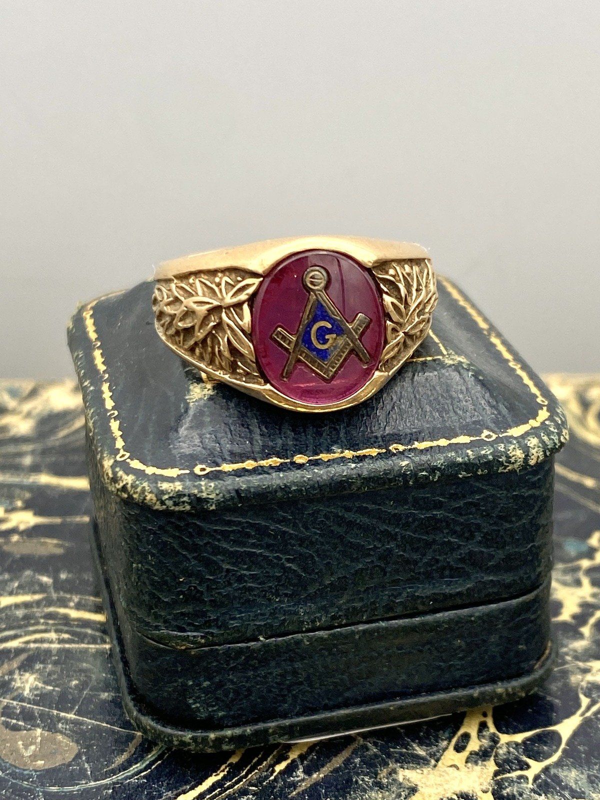 Vintage 10k Gold Red Glass Free Mason Ring w Leaf Carved Shoulders #2481 4