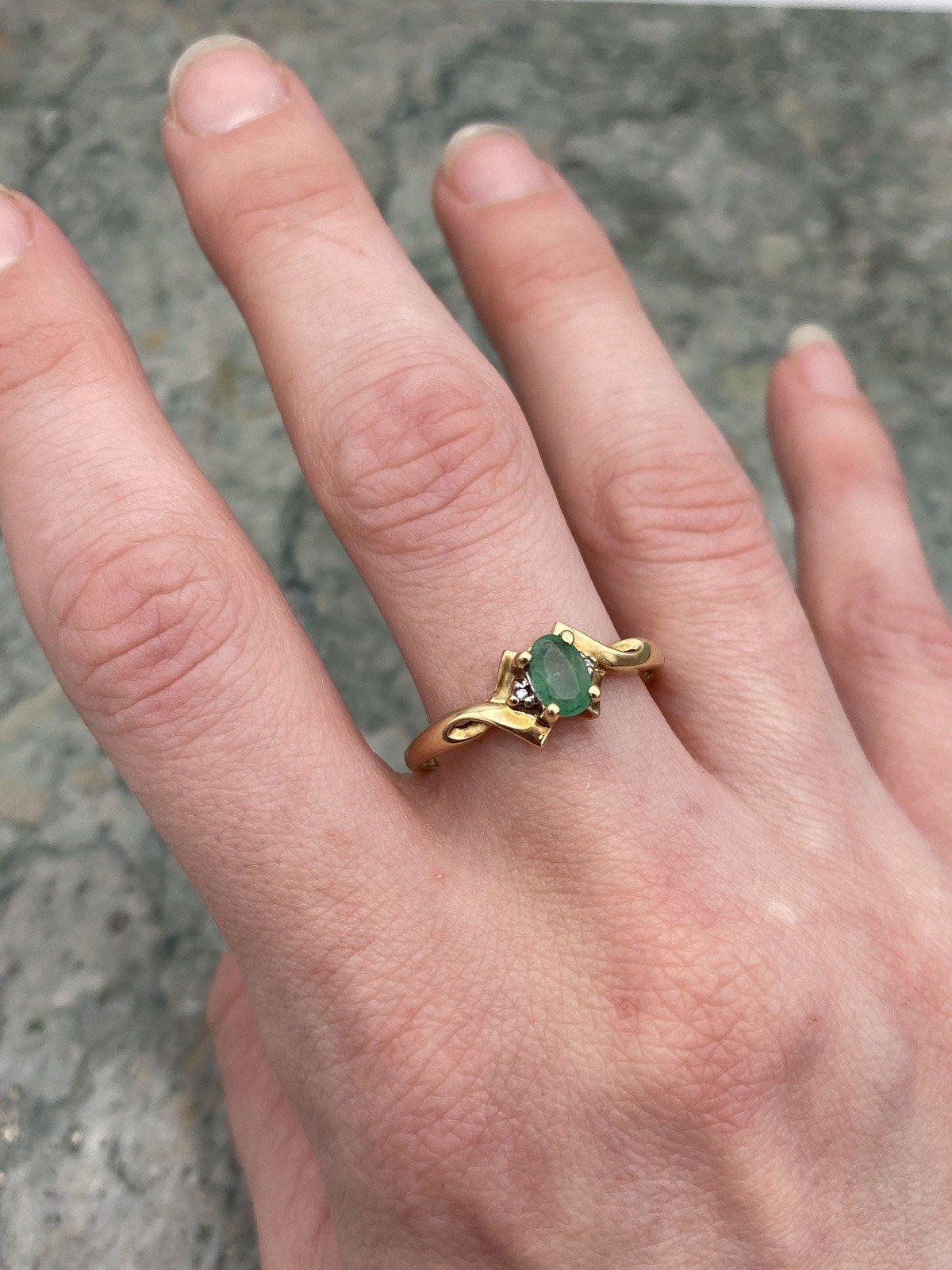 10k Gold Oval Emerald Ring w Pointed Shank/Shoulder Arrangement 6