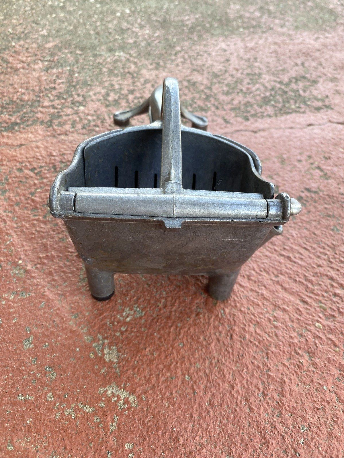 Vintage USA Made Aluminum Citrus Juicer 2
