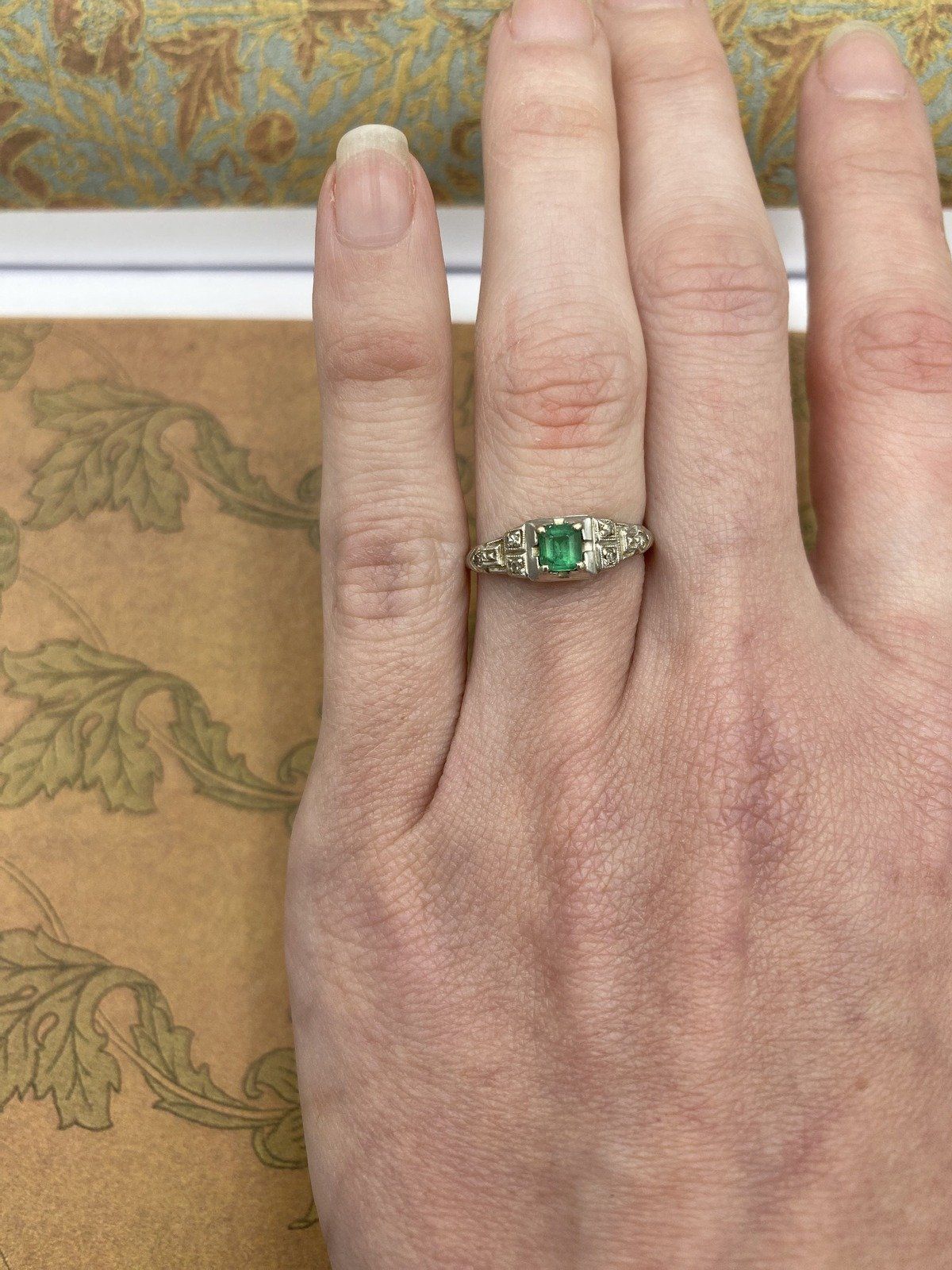 18k White Gold Antique Art Deco Emerald Diamond Ring 4