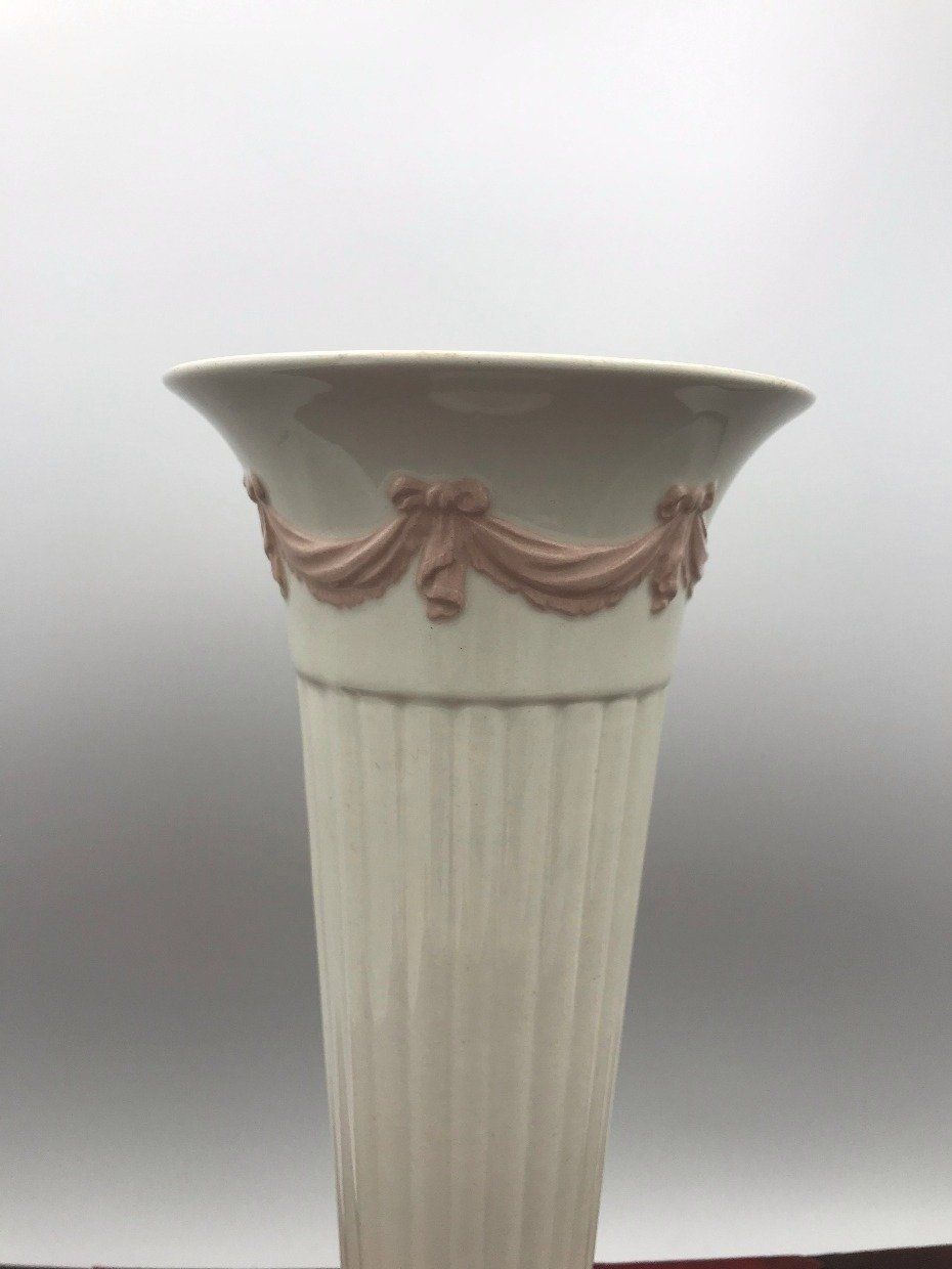 Wedgewood Embossed Queensware Pink Ribbon Garland Vase 2