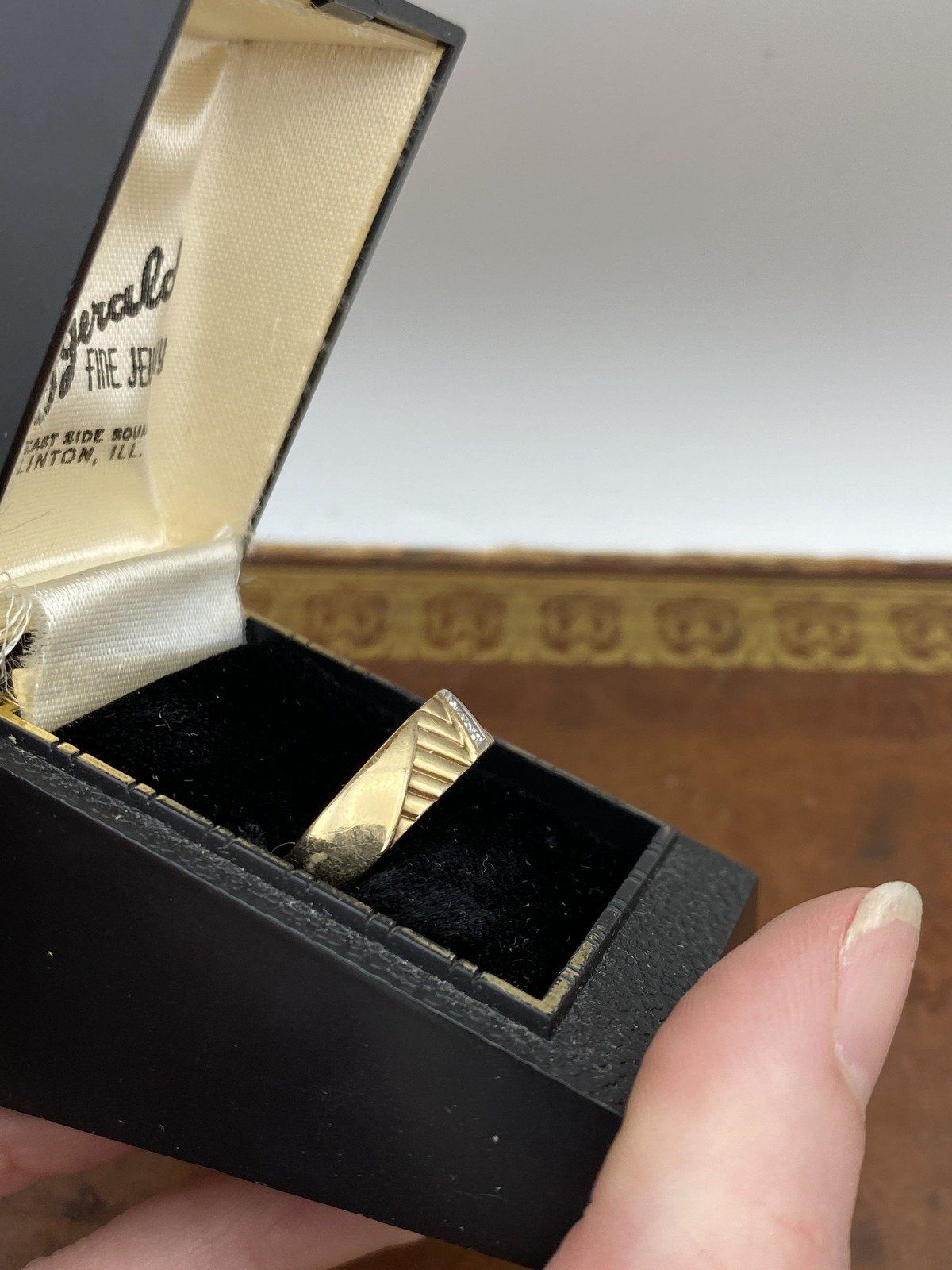 Men's 10k Gold Fluted Detail Ring Bang w Illusion Diamond Center Detail + Appraisal #2394 4