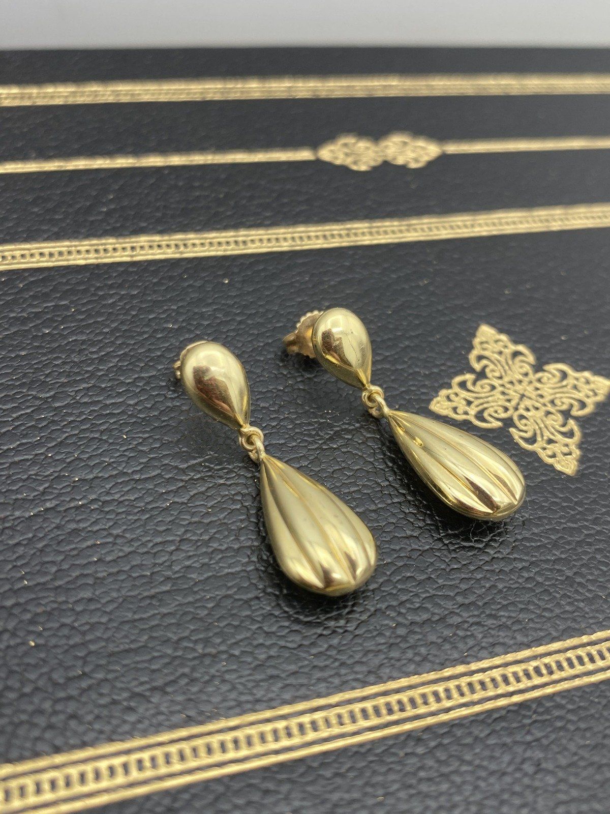 Vintage Mid Century c.1960s 14k Gold Fluted Tear Drop Earrings 3