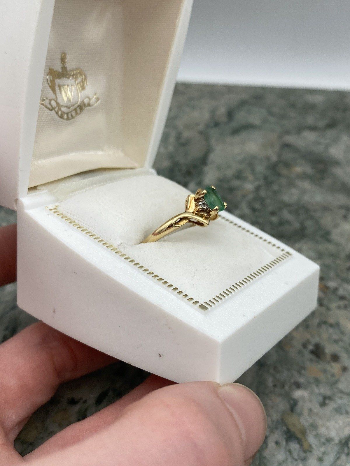 10k Gold Oval Emerald Ring w Pointed Shank/Shoulder Arrangement 8