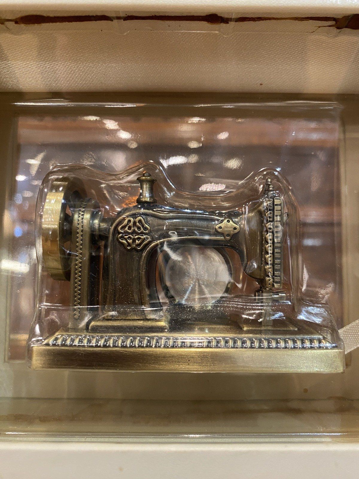 Mini Collectible Embassy Gruen Singer Sewing Machine Desk Clock 3