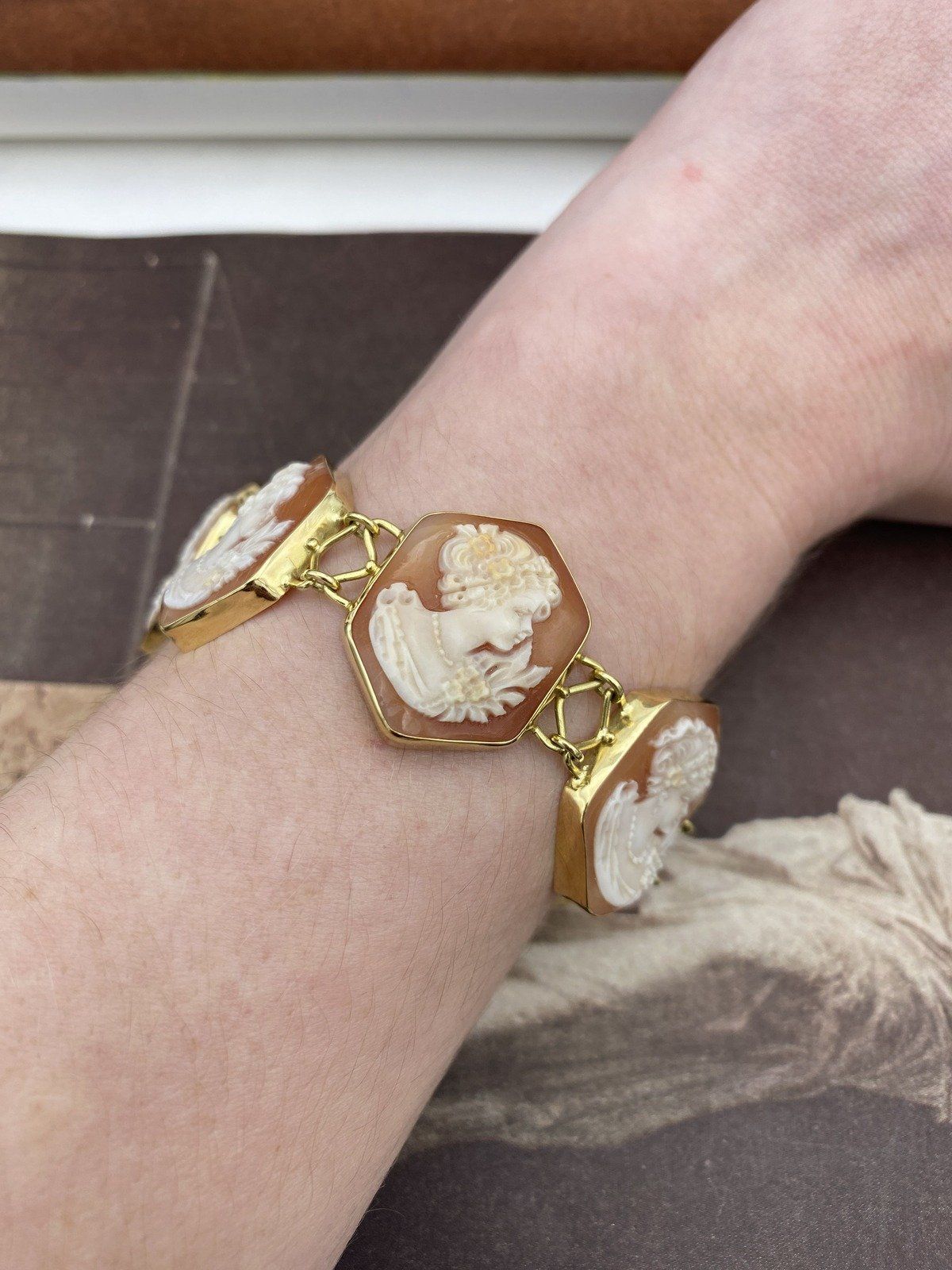 Vintage 18k Gold Large Hexagonal Cameo 7.75 Bracelet 8