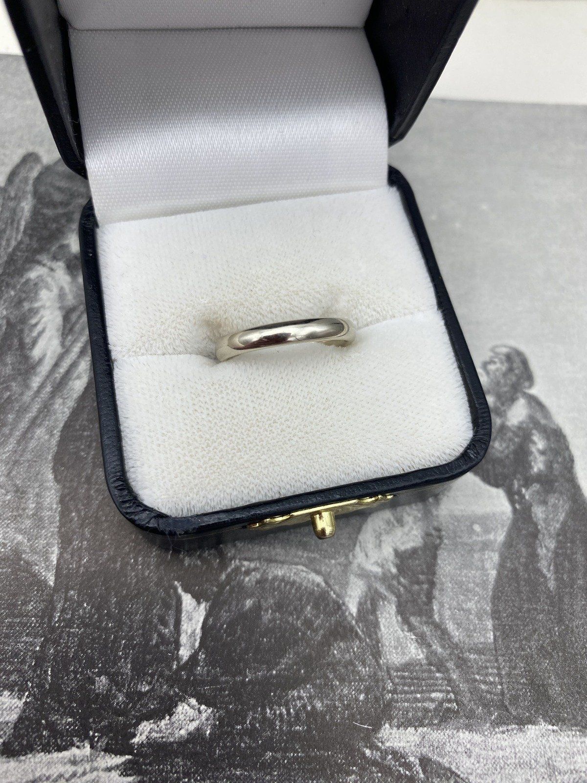 14k White Gold Benchmark Rounded Edge Ladies Traditional Ring Band 2