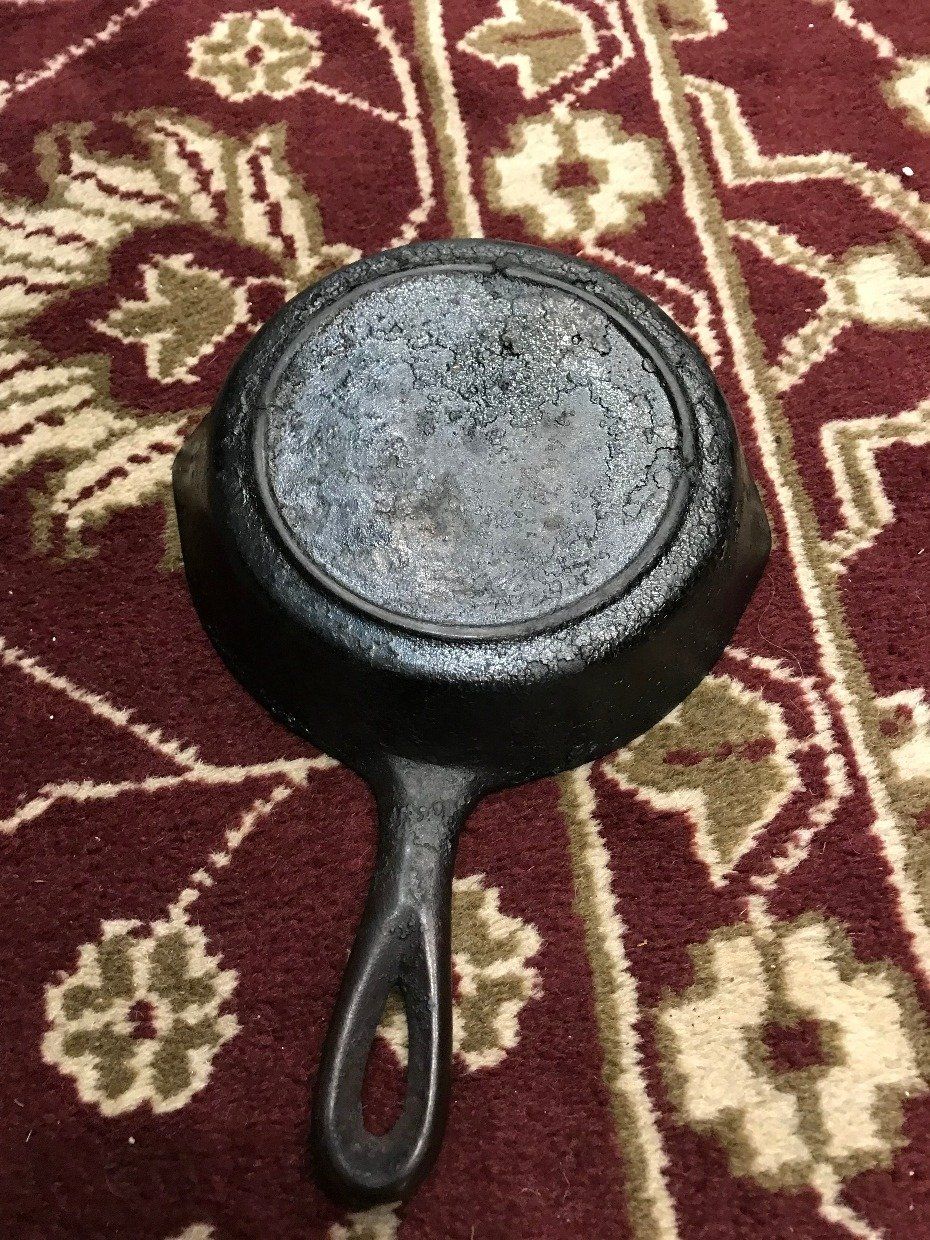 Small Double Pour Spout Cast Iron Frying Pan 2