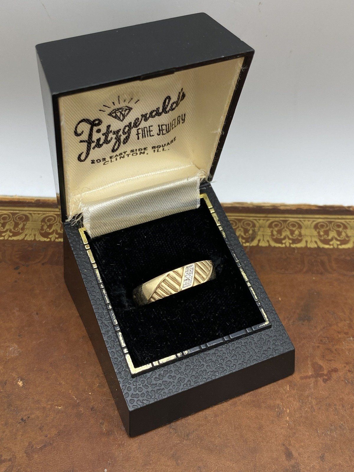 Men's 10k Gold Fluted Detail Ring Bang w Illusion Diamond Center Detail + Appraisal #2394 5