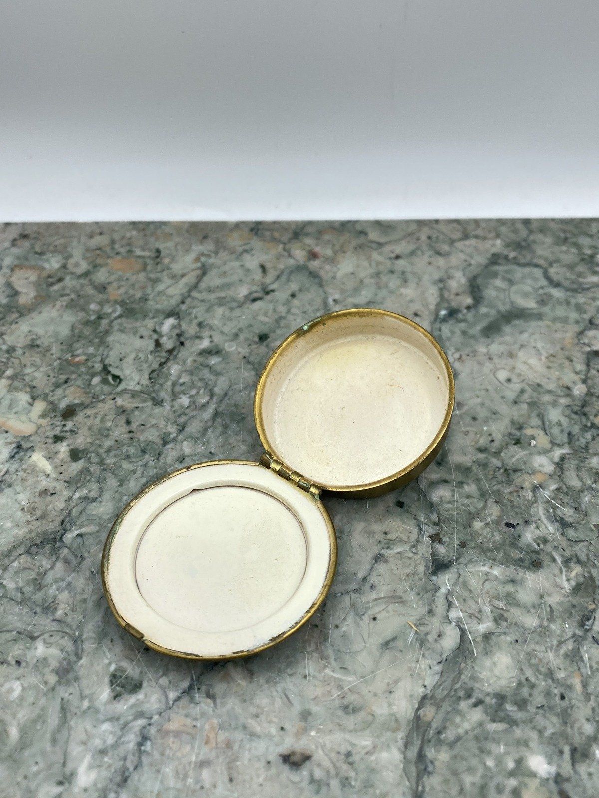 Vintage Painted Porcelain Top Brass Pill Box 907 2