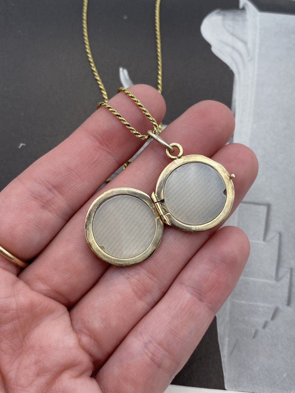 10k Gold Stripe Carved Circle Locket Necklace 18L 5