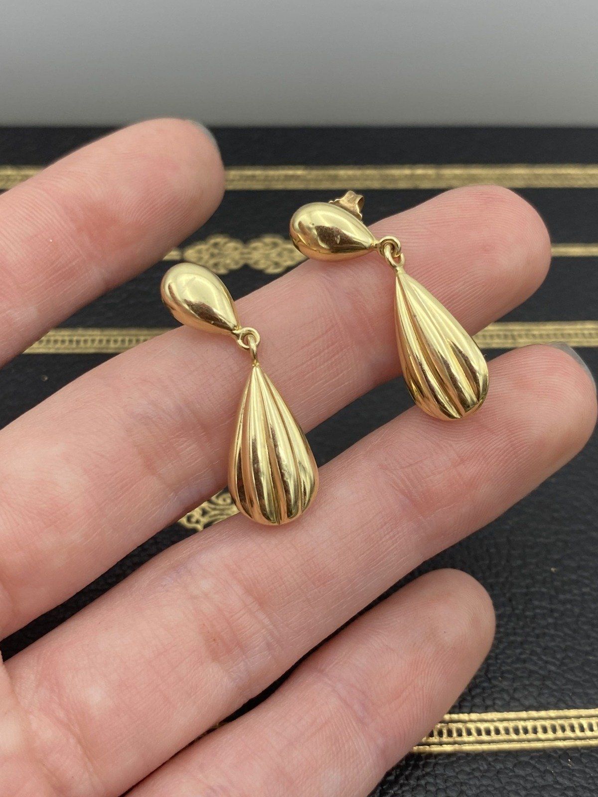 Vintage Mid Century c.1960s 14k Gold Fluted Tear Drop Earrings 7