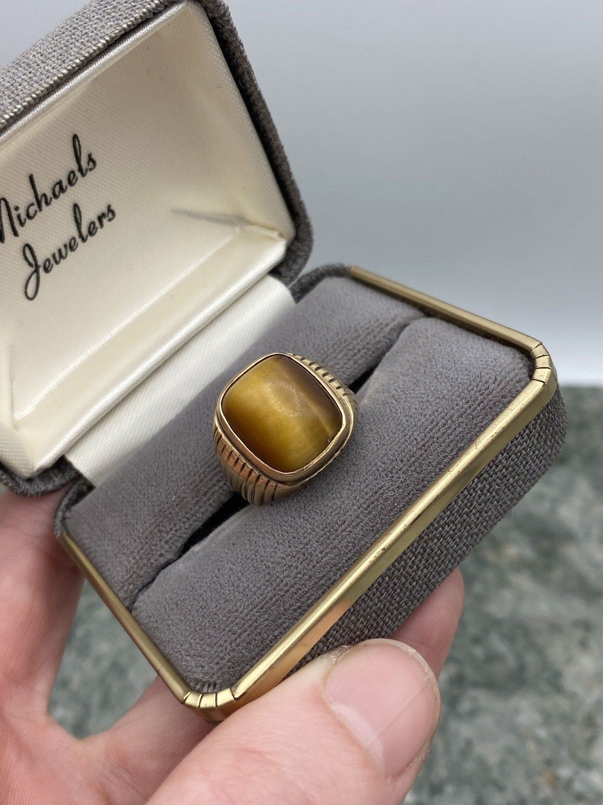Men's Antique 10k Gold Tiger's Eye Bezel Set Signet Pinky Ring w Carved Shoulders 6