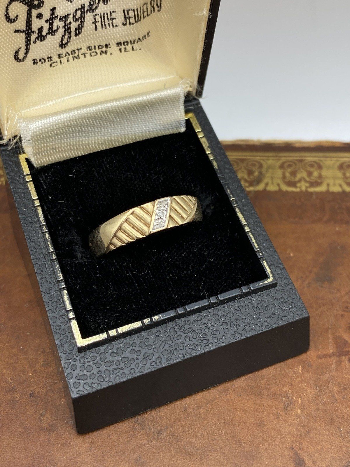 Men's 10k Gold Fluted Detail Ring Bang w Illusion Diamond Center Detail + Appraisal #2394 8