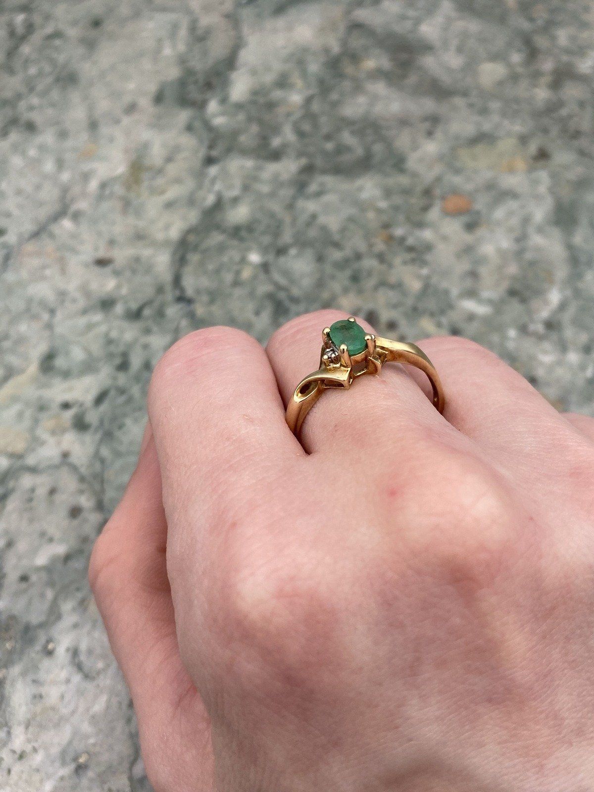 10k Gold Oval Emerald Ring w Pointed Shank/Shoulder Arrangement 9