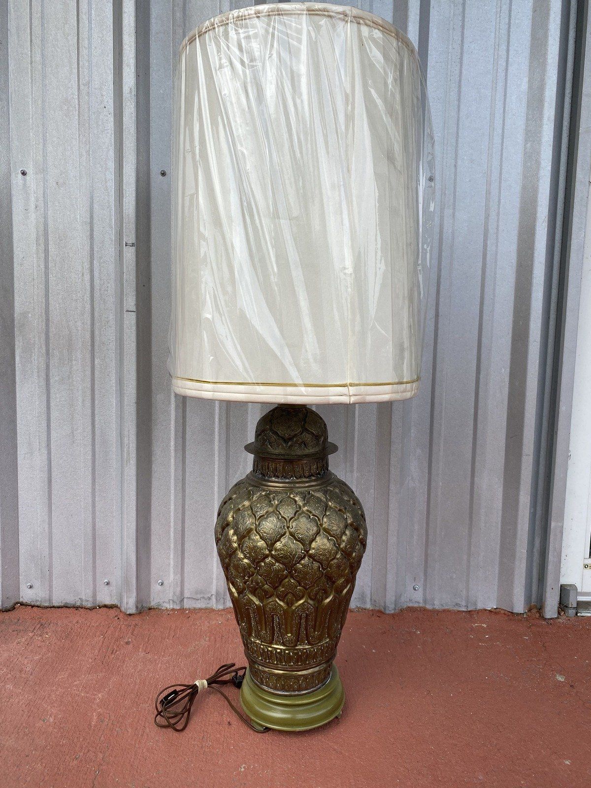 Large MCM Brass Quatrefoil Footed Urn Lamp w Big Ol' Shade 8