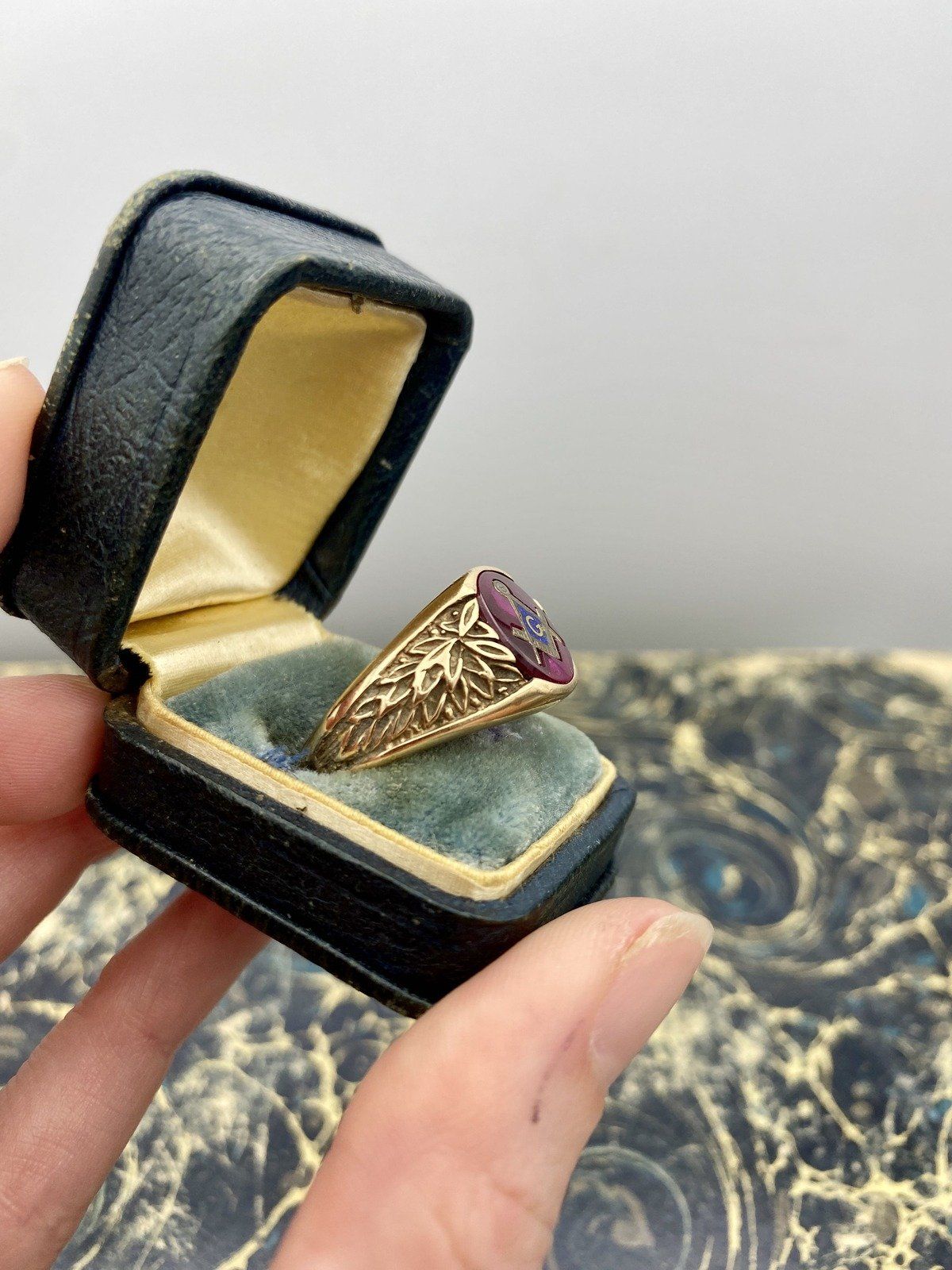 Vintage 10k Gold Red Glass Free Mason Ring w Leaf Carved Shoulders #2481 2