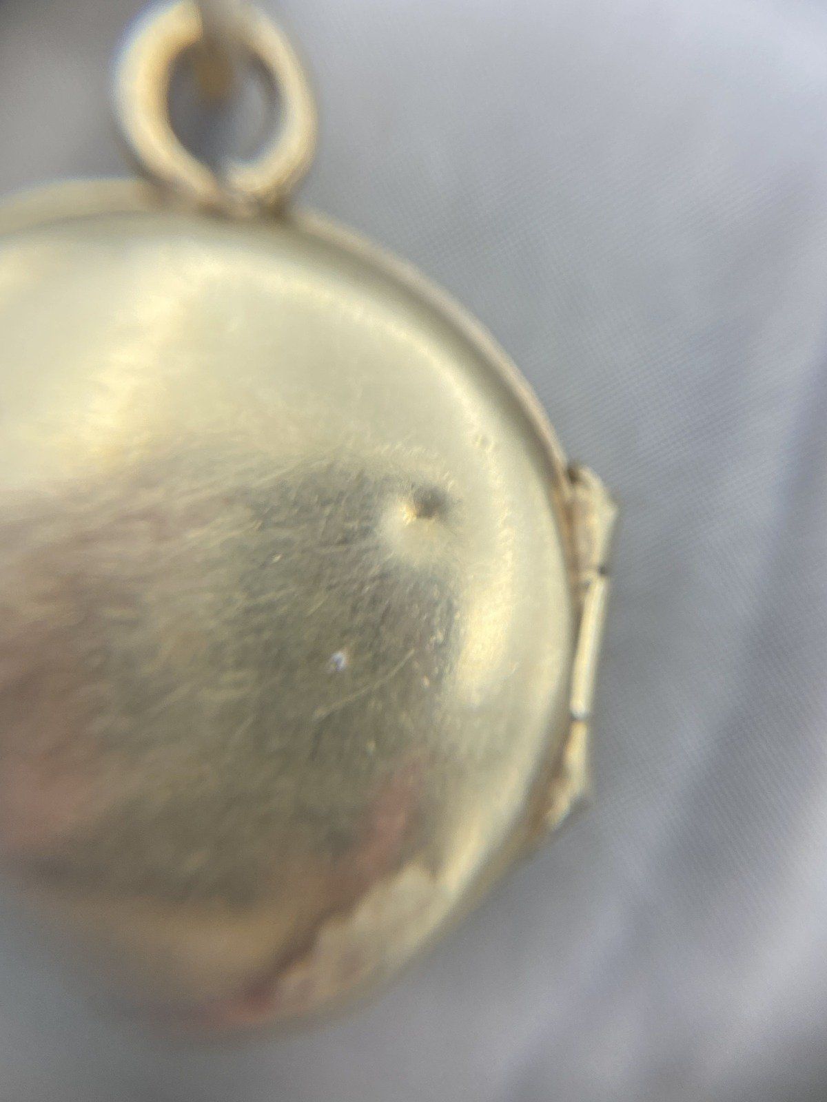 10k Gold Stripe Carved Circle Locket Necklace 18L 9