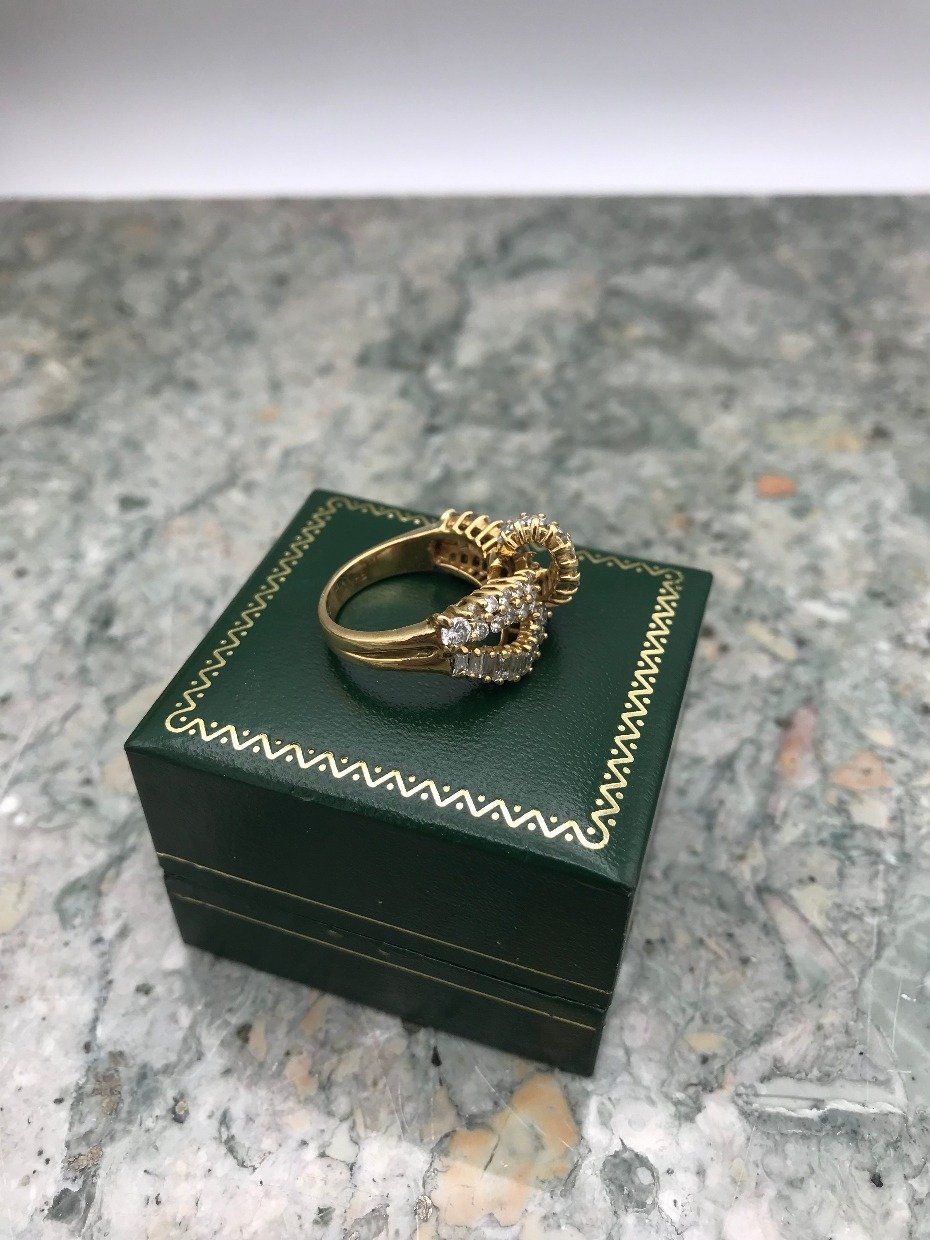 Vintage 18k Gold Diamond Crested Ribbon Ring 4