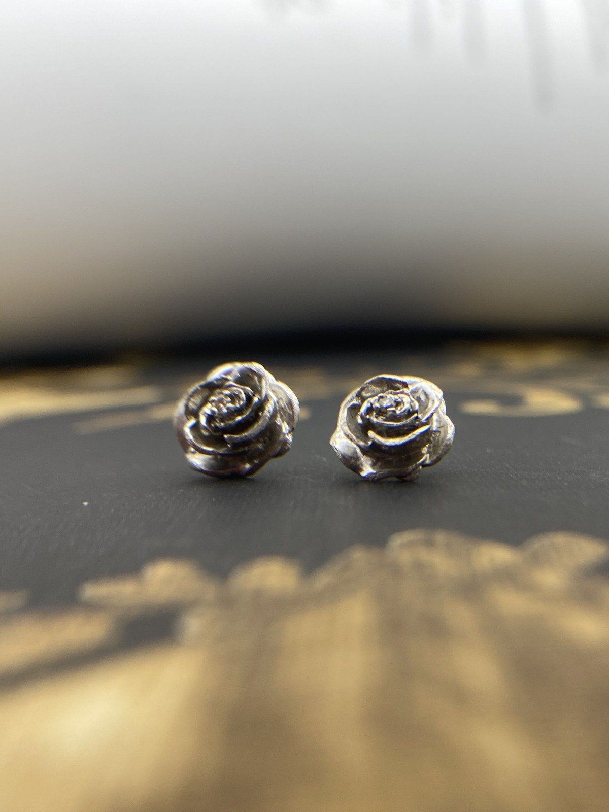 Vintage c.1940s 14k White Gold Rosette Stud Earrings w Diamond Accented Center 6