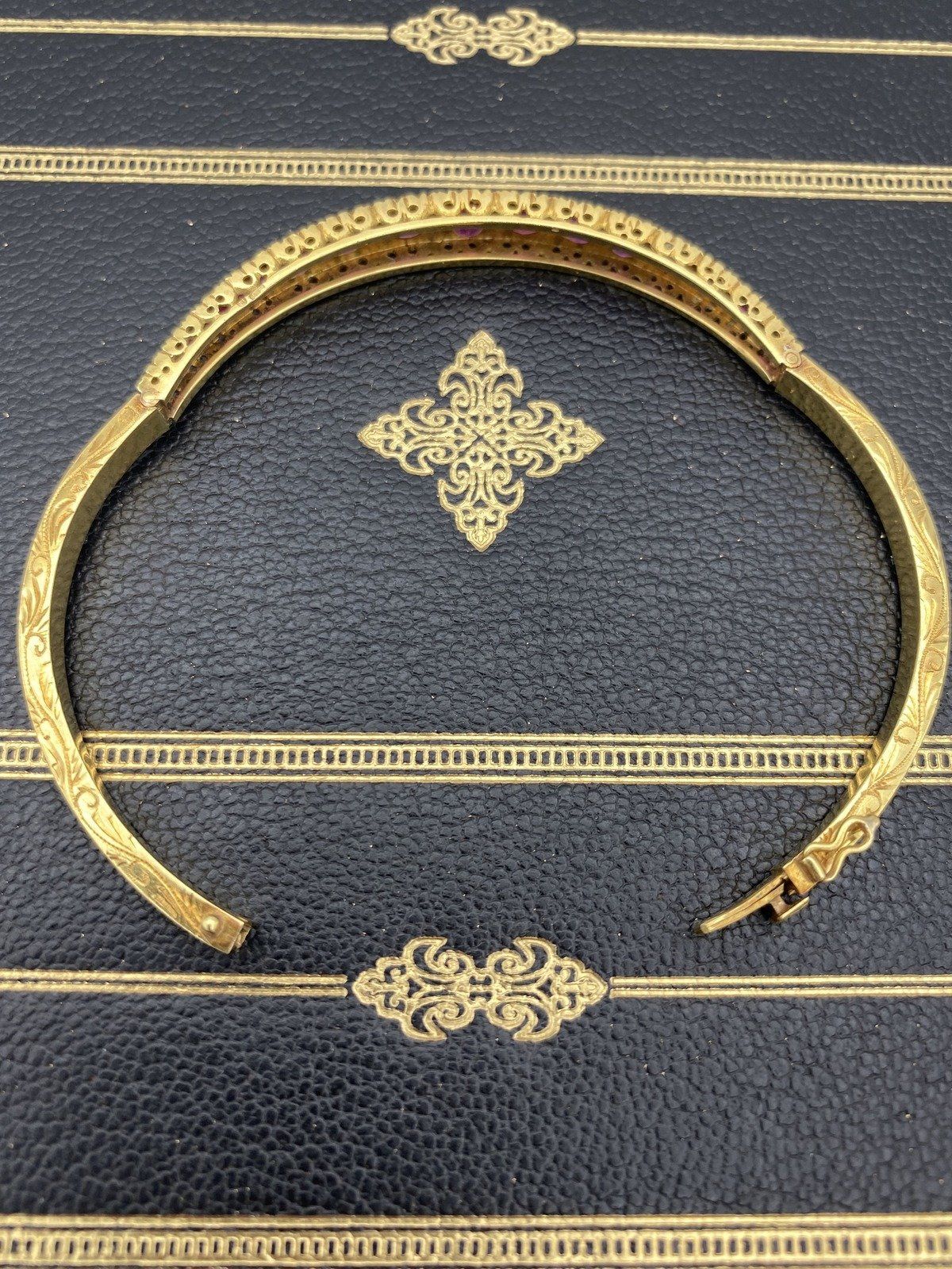 Near Antique c.1930s Portuguese 18k Gold Etched Ruby Hinged Bangle Bracelet 6.5 9
