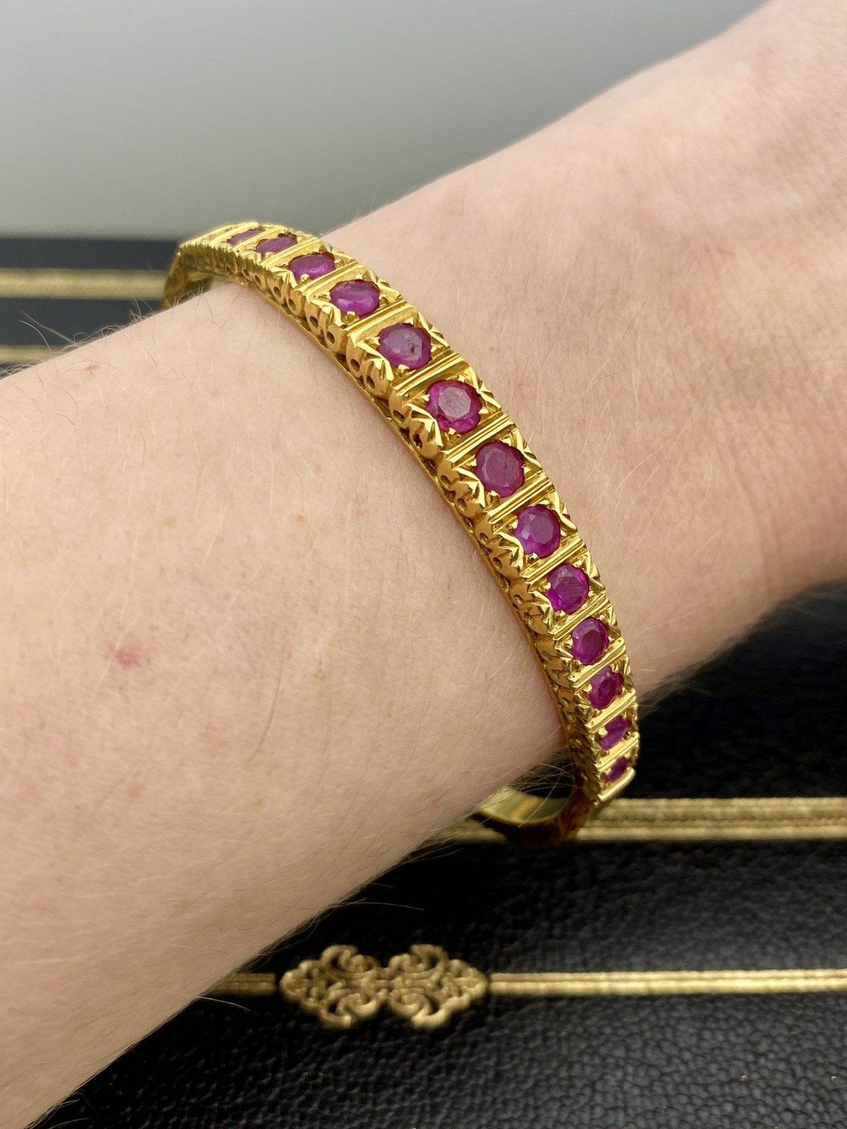 Near Antique c.1930s Portuguese 18k Gold Etched Ruby Hinged Bangle Bracelet 6.5 4
