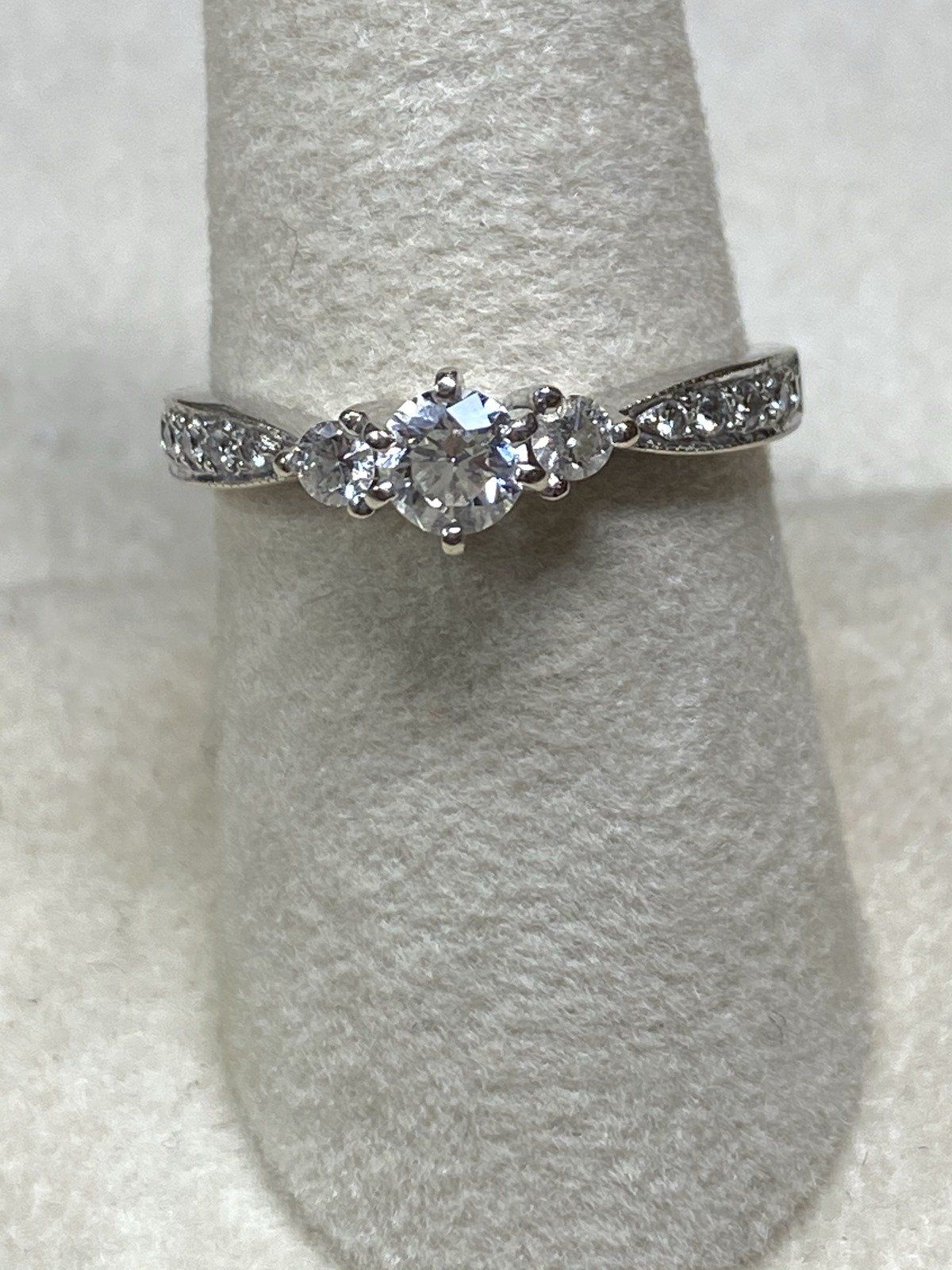 18k White Gold 3/4ctw Ring Sz.8