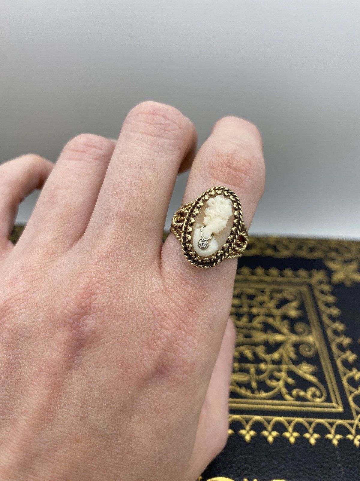 Vintage c.1940s/50 10k Gold Rope Bezel Shell Carved Cameo Ring w Diamond Details #2710 4