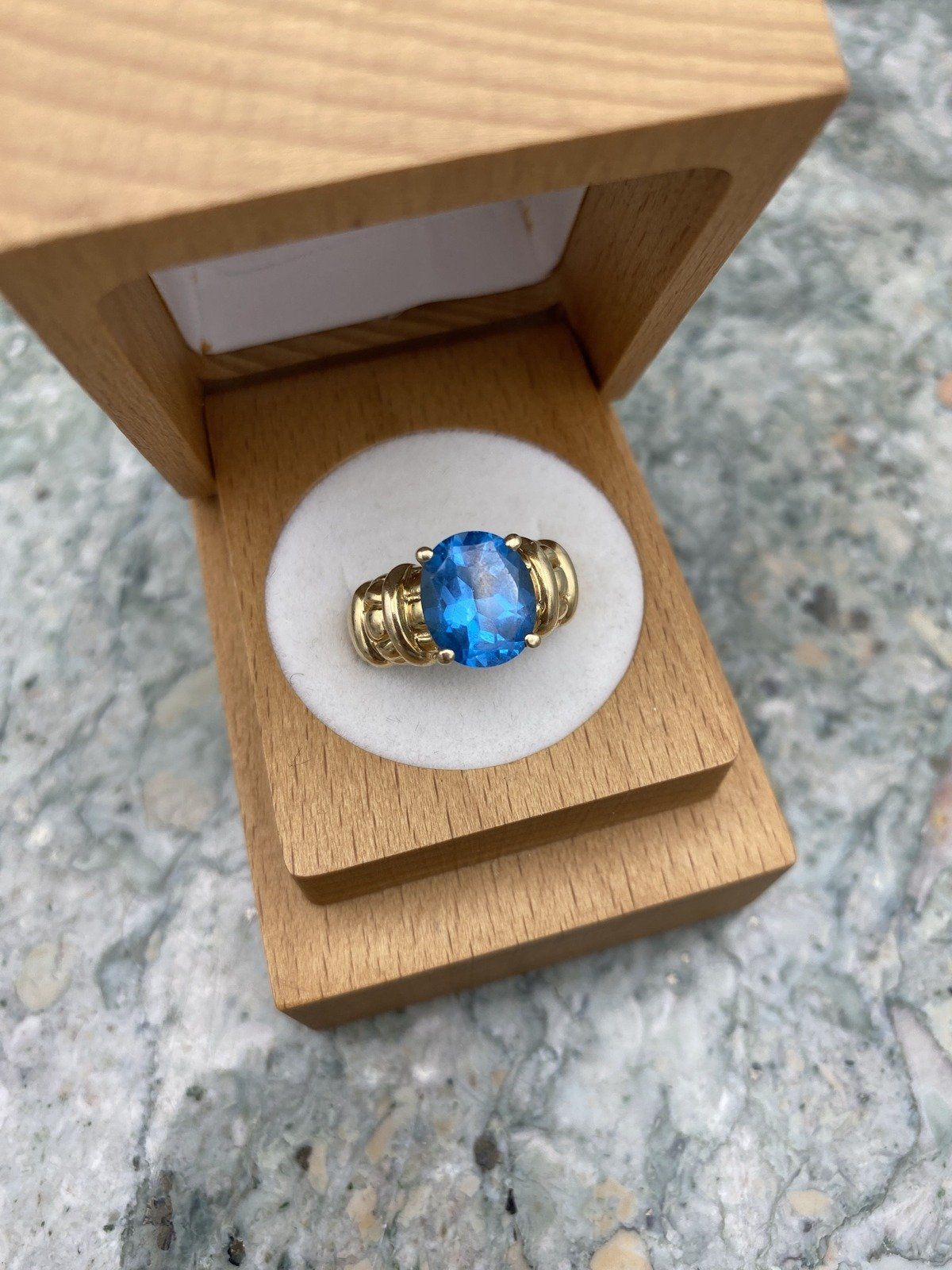 Large Oval 14k Gold Vintage Blue Topaz Ring w Sculpted Shoulder Detail 7