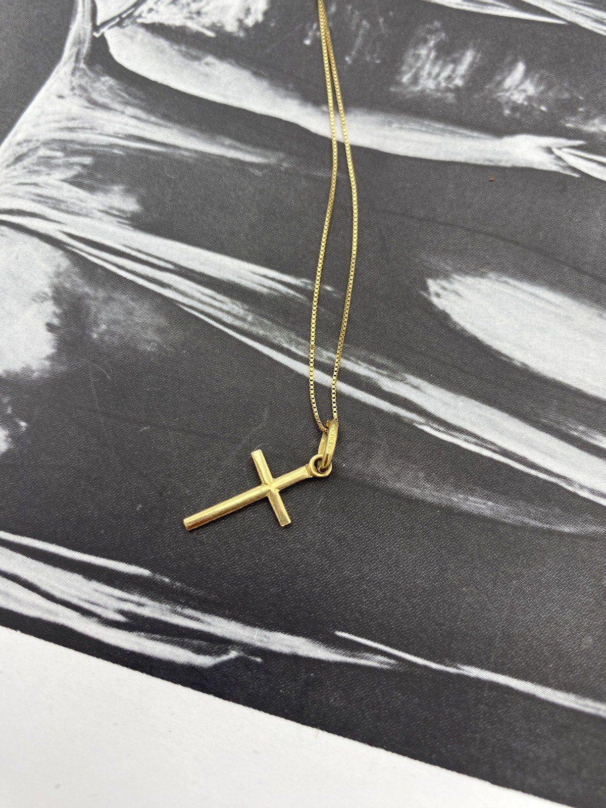 18k Gold Simple Every Day Dainty Cross Necklace 18L 5