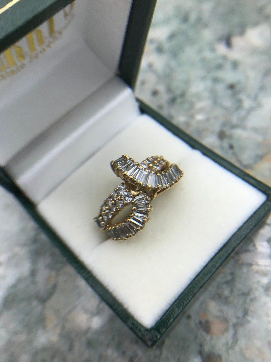 Vintage 18k Gold Diamond Crested Ribbon Ring 2