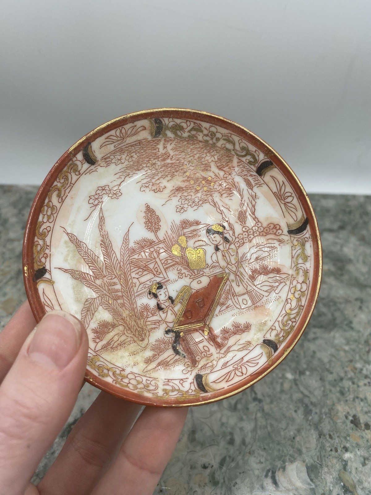 5x Antique Cinnabar Porcelain Saucers w Gilt Figural Motif 1192 3