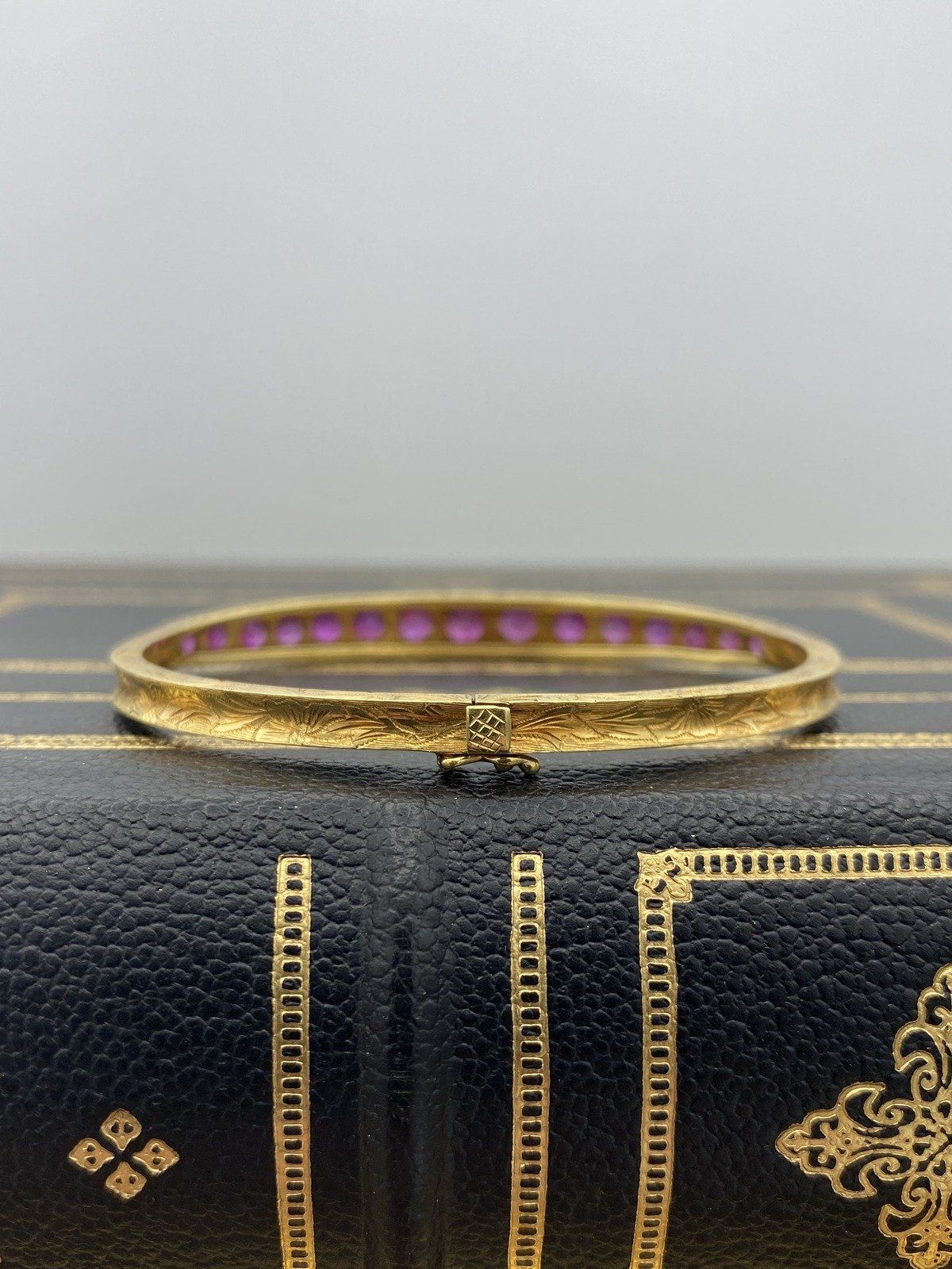 Near Antique c.1930s Portuguese 18k Gold Etched Ruby Hinged Bangle Bracelet 6.5 5