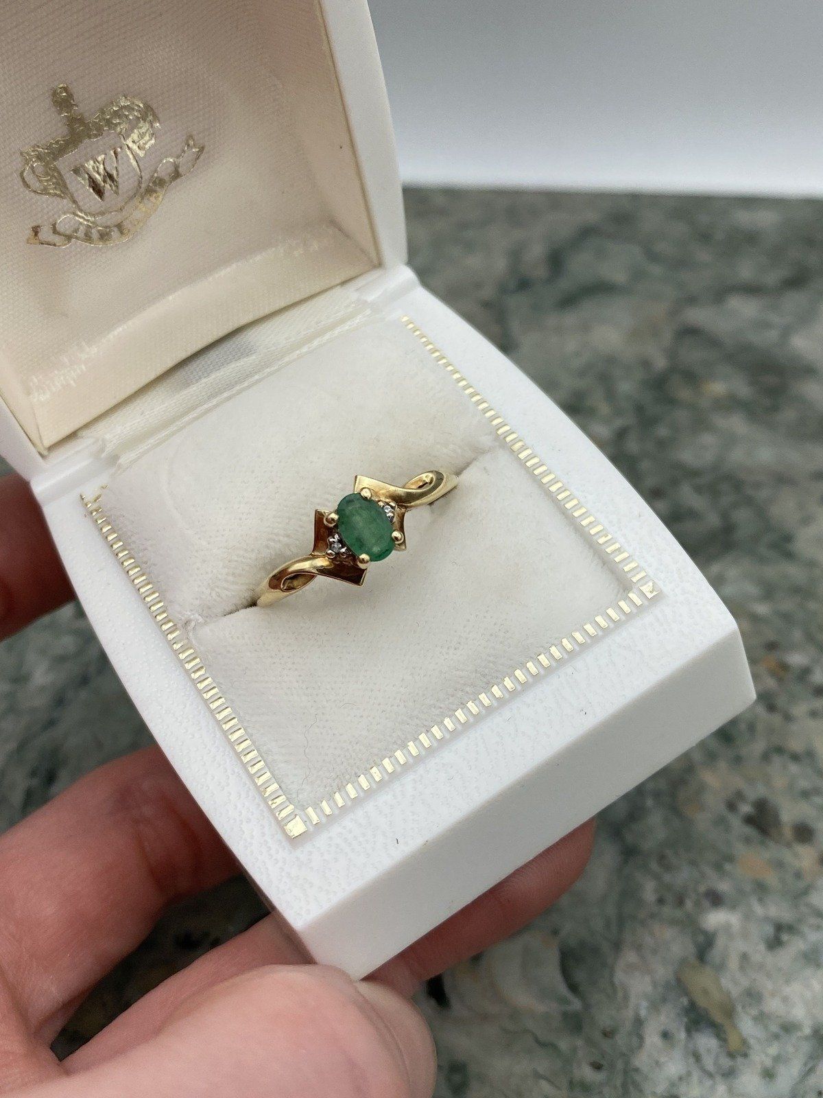 10k Gold Oval Emerald Ring w Pointed Shank/Shoulder Arrangement 2