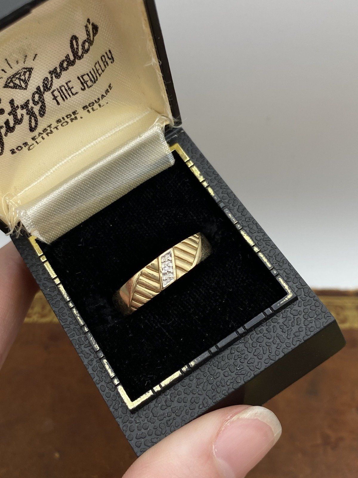 Men's 10k Gold Fluted Detail Ring Bang w Illusion Diamond Center Detail + Appraisal #2394 3
