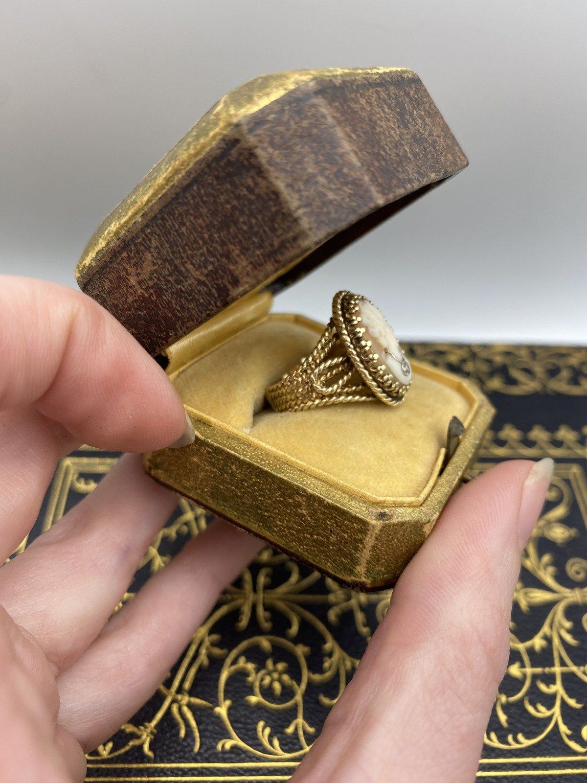 Vintage c.1940s/50 10k Gold Rope Bezel Shell Carved Cameo Ring w Diamond Details #2710 5