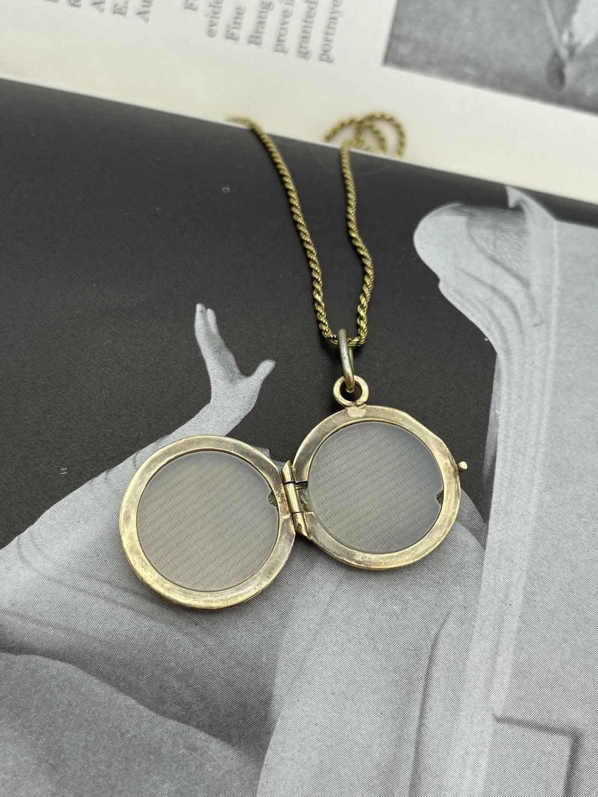 10k Gold Stripe Carved Circle Locket Necklace 18L 2