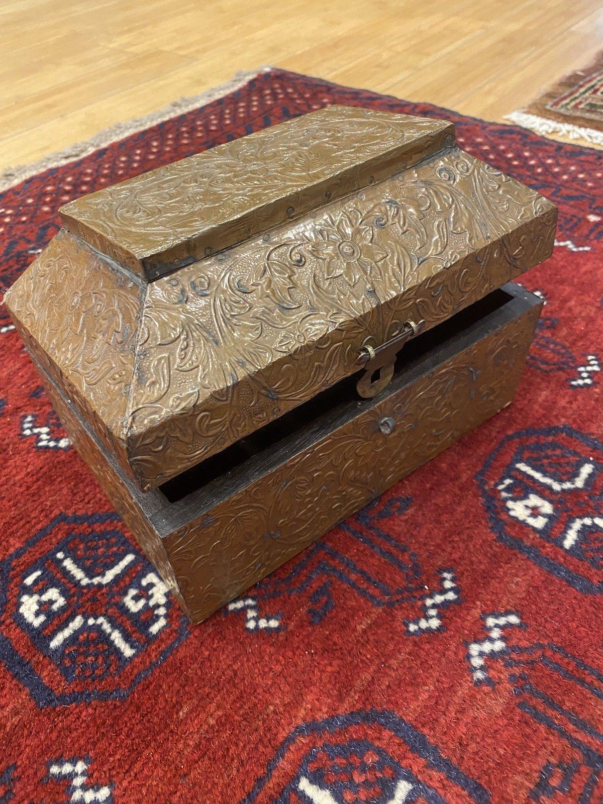 Decorative Bronzey Chased Metal Trinket Box 823 3